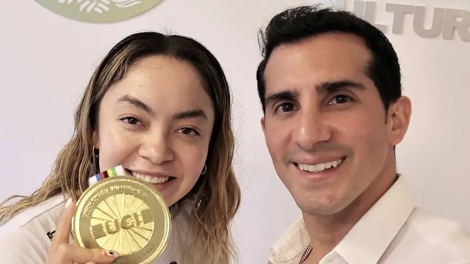 Yareli presume su medalla junto a Rommel Pacheco | IG: yareli_acevedo12