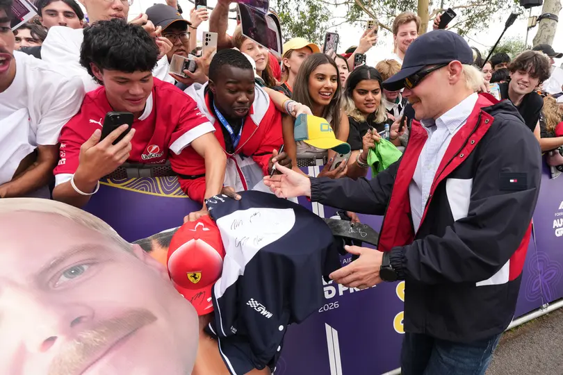 Valtteri Bottas atiende a aficionados en Australia | AP