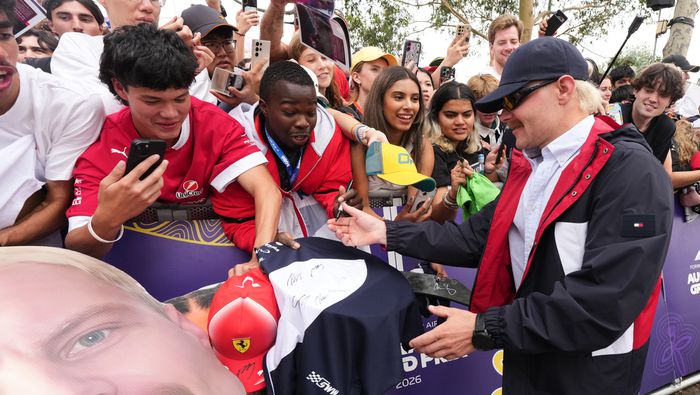Valtteri Bottas atiende a aficionados en Australia | AP