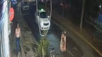 VIDEO: Captan a policías de CDMX moviendo taxi con dos cuerpos hacia el Edomex