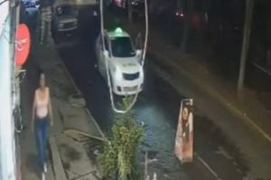 VIDEO: Captan a policías de CDMX moviendo taxi con dos cuerpos hacia el Edomex