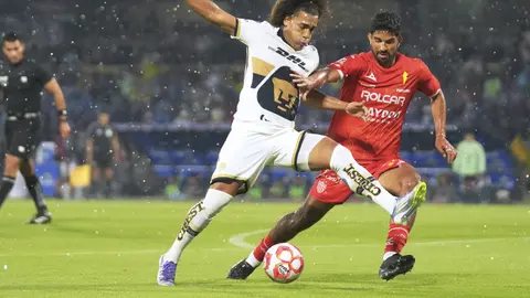 Adalberto Carrasquilla y Diego de Buen en el partido de Pumas contra Necaxa en el Apertura 2025 de la Liga MX | IMAGO 7