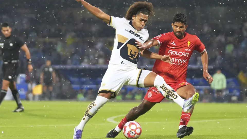 Adalberto Carrasquilla y Diego de Buen en el partido de Pumas contra Necaxa en el Apertura 2025 de la Liga MX | IMAGO 7