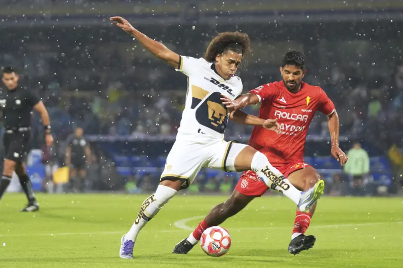 Adalberto Carrasquilla y Diego de Buen en el partido de Pumas contra Necaxa en el Apertura 2025 de la Liga MX | IMAGO 7