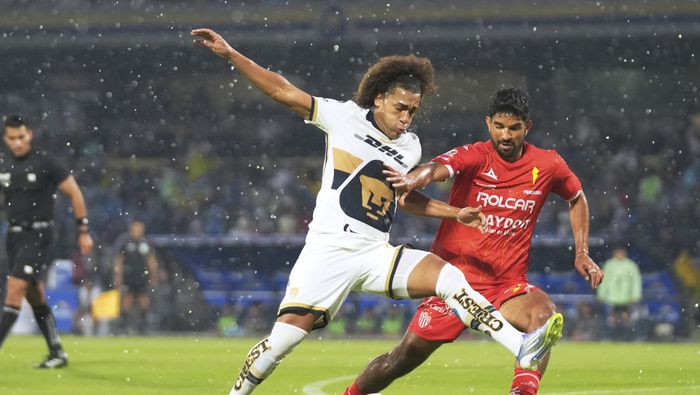 Adalberto Carrasquilla y Diego de Buen en el partido de Pumas contra Necaxa en el Apertura 2025 de la Liga MX | IMAGO 7