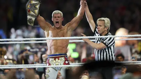 Cody Rhodes levantando el Campeonato Indiscutido de WWE l AP