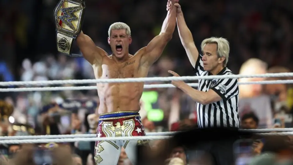 Cody Rhodes levantando el Campeonato Indiscutido de WWE l AP