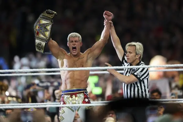 Cody Rhodes levantando el Campeonato Indiscutido de WWE l AP