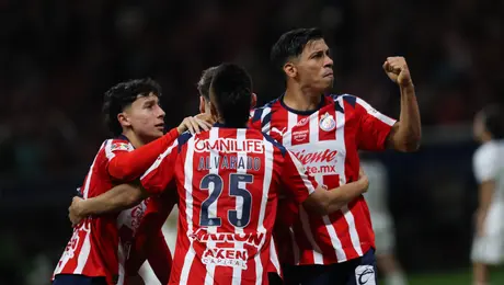 Chivas le roba el triunfo a Pumas con un agónico empate en el Akron