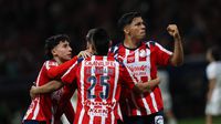 Chivas le roba el triunfo a Pumas con un agónico empate en el Akron