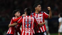Chivas le roba el triunfo a Pumas con un agónico empate en el Akron