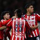 Chivas le roba el triunfo a Pumas con un agónico empate en el Akron