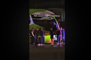 Autobús de Pumas se descompone y quedan ‘varados’ en Guadalajara