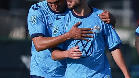 Lorenzo Callegari siendo abrazado por un compañero l X: @CPLsoccer