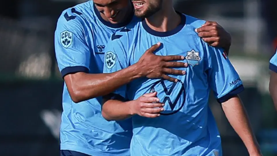 Lorenzo Callegari siendo abrazado por un compañero l X: @CPLsoccer
