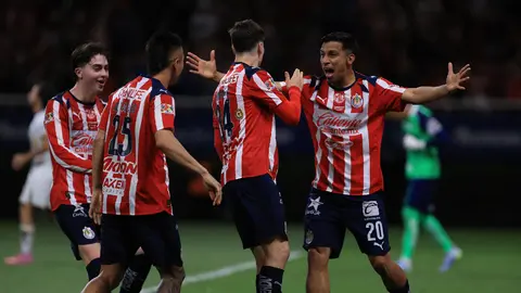 Jugadores de Chivas en festejo de gol tras empate ante Pumas en el Clausura 2026 | IMAGO7