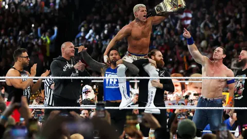 Cody Rhodes con el Campeonato Indiscutido de WWE l AP