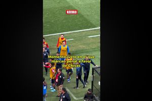 Así se vivieron los últimos momentos en el partido entre Chivas vs Pumas. Ojito con la banca