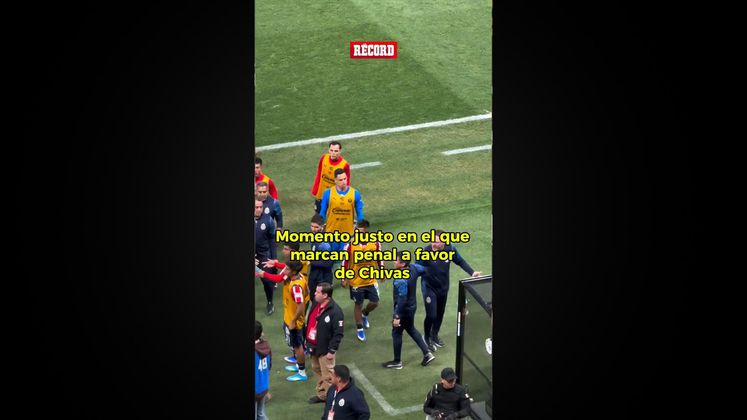 Así se vivieron los últimos momentos en el partido entre Chivas vs Pumas. Ojito con la banca
