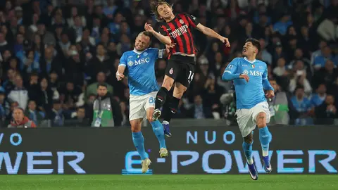Stanislav Lobotka y Luka Modric disputan el balón | AP