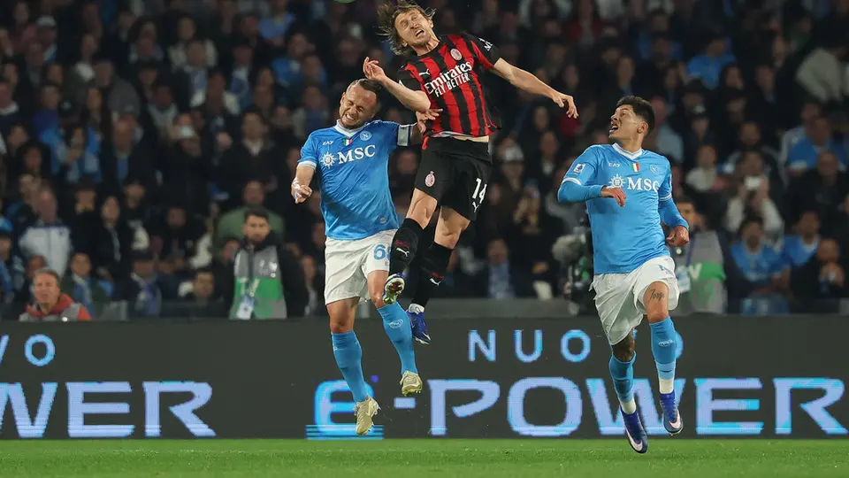 Stanislav Lobotka y Luka Modric disputan el balón | AP