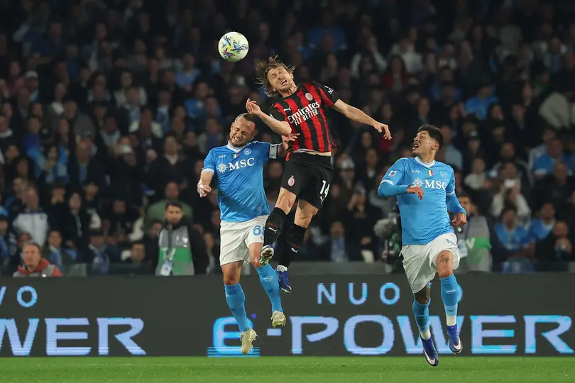 Stanislav Lobotka y Luka Modric disputan el balón | AP