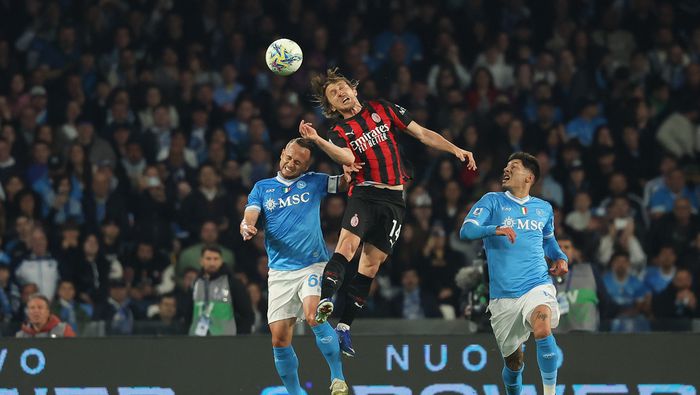 Stanislav Lobotka y Luka Modric disputan el balón | AP