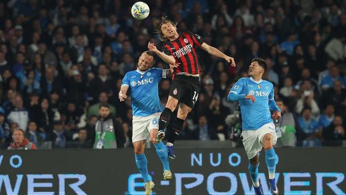 Stanislav Lobotka y Luka Modric disputan el balón | AP