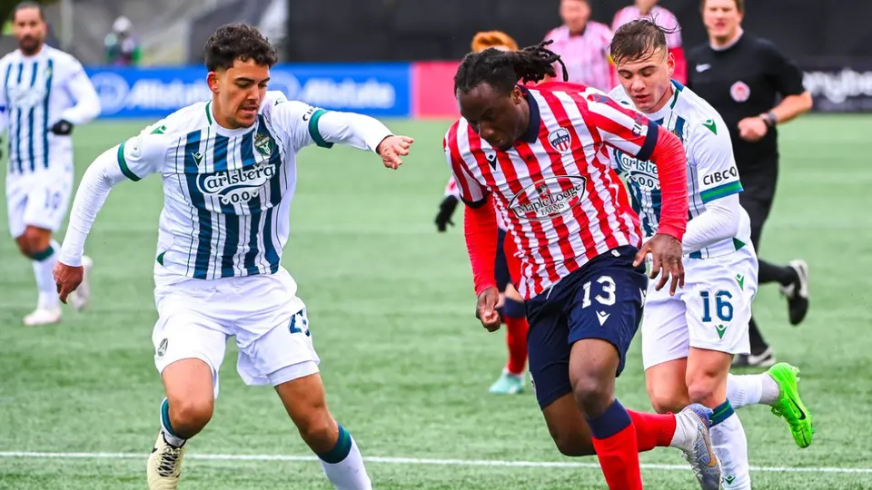 Ballou Tabla disputa un balón con Atlético Ottawa l X: @atletiOttawa
