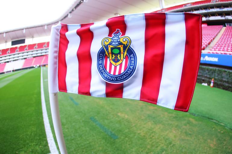 Banderín de Chivas en el Estadio Akron | Imago7