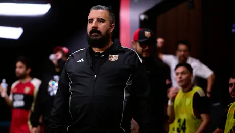 "Es una ching…": afición de Peluche Caligari reacciona al debut de Álvaro Morales como entrenador