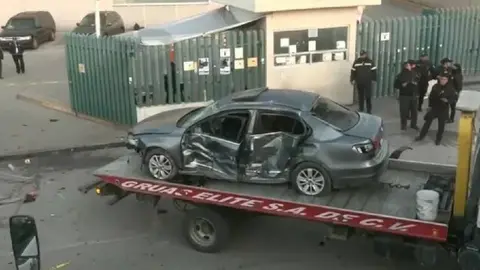 El auto Jetta color gris fue el que atropelló a los familiares de los pacientes que esperaban afuera del nosocomio/Multimedios
