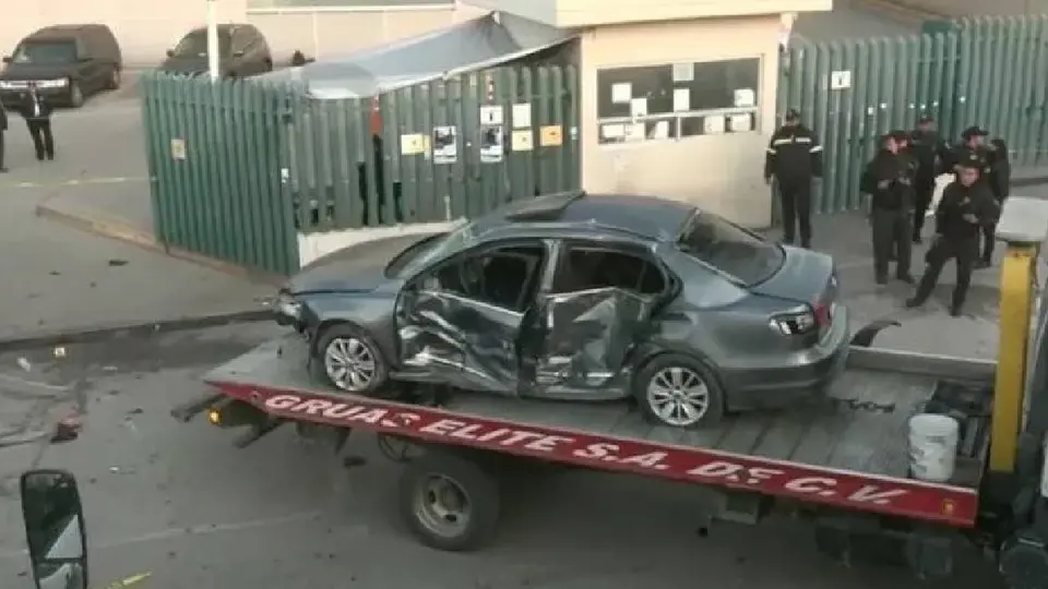 El auto Jetta color gris fue el que atropelló a los familiares de los pacientes que esperaban afuera del nosocomio/Multimedios