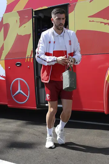 Paulinho llegan al partido ante Querétaro l IMAGO7