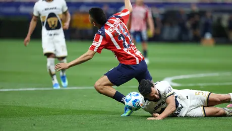 Polémico final: Así fue el penalti que le marcaron a Chivas vs Pumas
