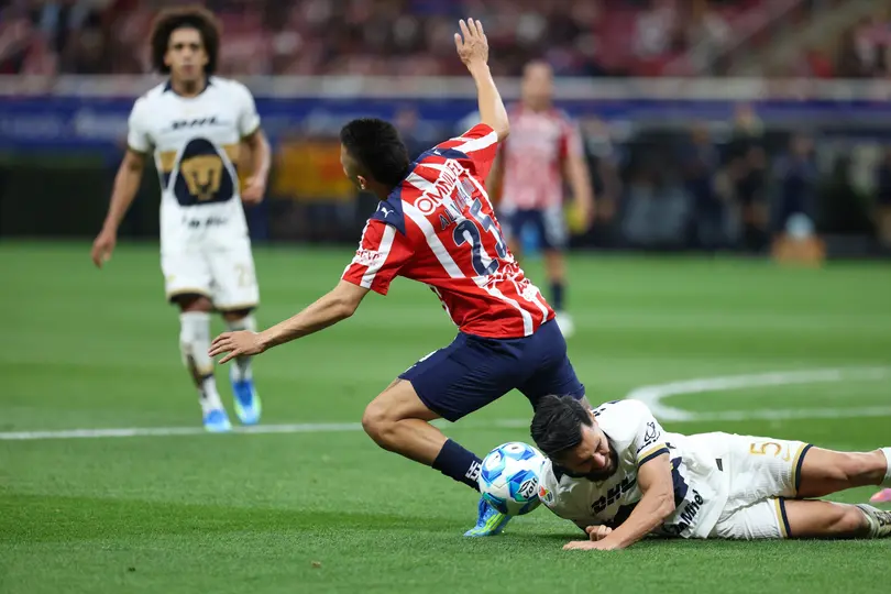 Rubén Duarte cayendo sobre el "Piojo" Alvarado y penal para Chivas | MEXSPORT