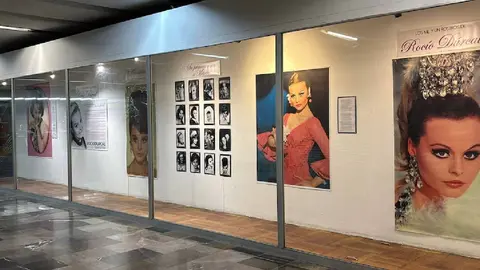 Fotografías inéditas y momentos clave de la carrera de Rocío Dúrcal forman parte de la exposición./ Metro CDMX