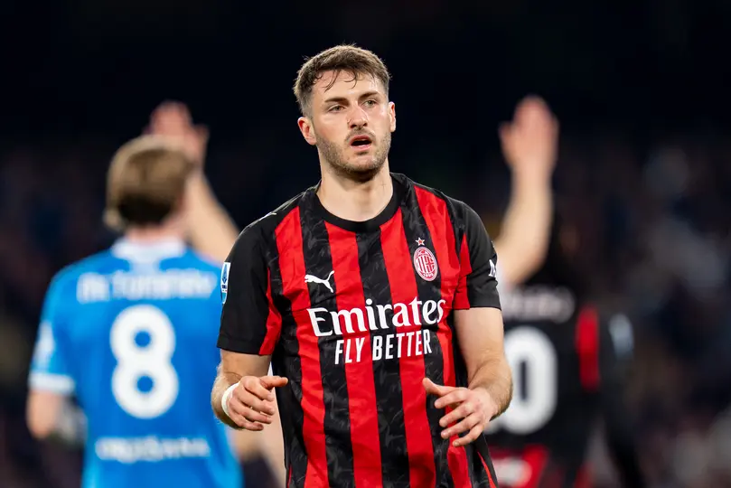 Santiago Giménez en partido con AC Milan| AFP