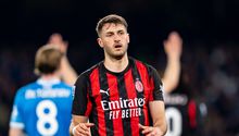 Santiago Giménez en partido con AC Milan| AFP