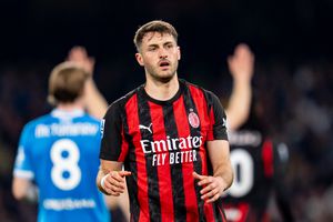Santiago Giménez en partido con AC Milan| AFP