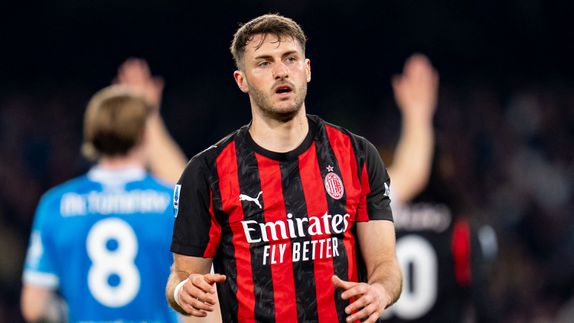 Santiago Giménez en partido con AC Milan| AFP