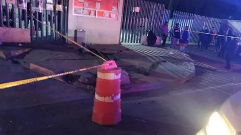 El accidente sucedió durante la madrugada de hoy afuera de la clínica 200 del IMSS en Tecámac/X: @CronicasLDN