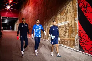 Con la competencia interna entre Gudiño y Mier, ¿quién será el portero titular de Cruz Azul?
