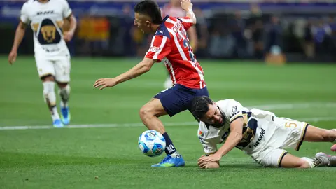 Rubén Duarte cayendo sobre el "Piojo" Alvarado y penal para Chivas | MEXSPORT