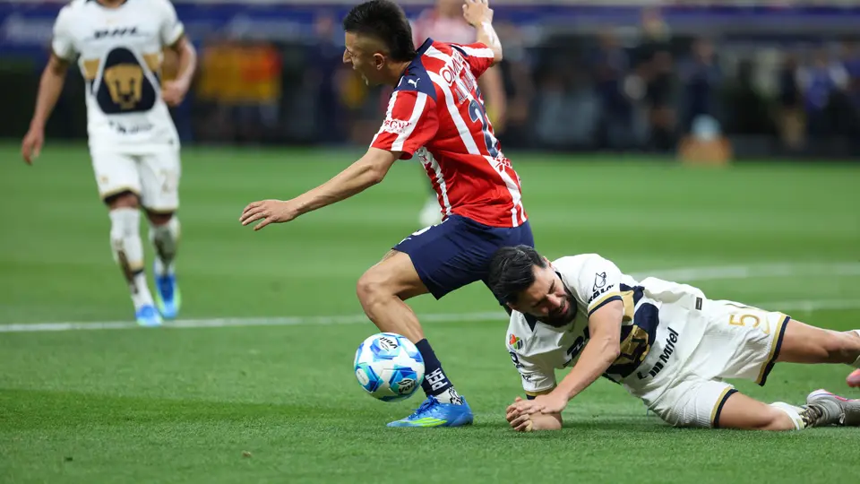 Rubén Duarte cayendo sobre el "Piojo" Alvarado y penal para Chivas | MEXSPORT