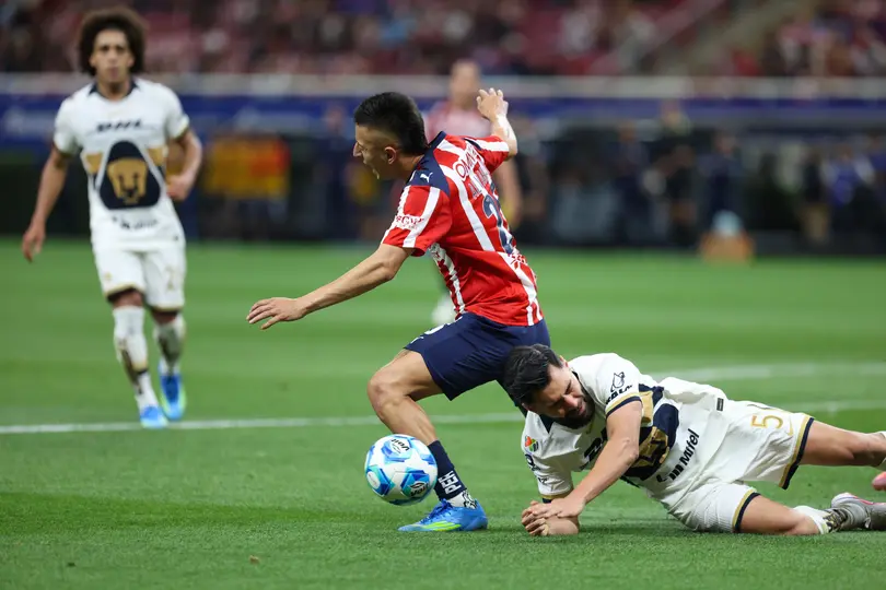 Rubén Duarte cayendo sobre el "Piojo" Alvarado y penal para Chivas | MEXSPORT