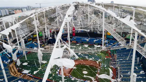 Foto del 10 de octubre del 2024, muestra los daños al techo del Tropicana Field | AP