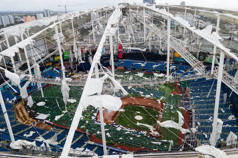 Foto del 10 de octubre del 2024, muestra los daños al techo del Tropicana Field | AP