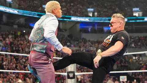 Cody Rhodes siendo fouleado por Pat McAfee | wwe.com