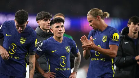 Jugadores de Atlético de Madrid en lamento tras la derrota contra Arsenal en Champions League | AP